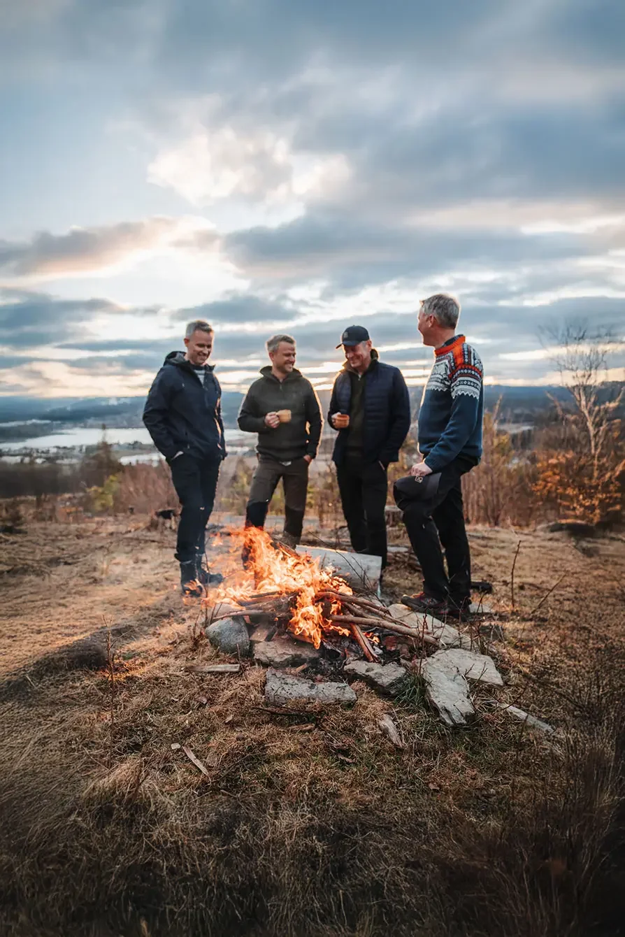 Kollegaer samlet rundt et bål