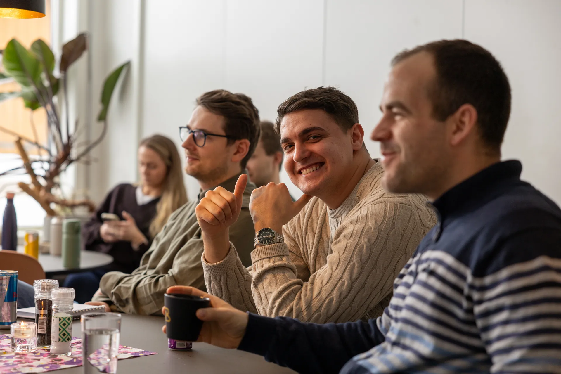 Kolleger rundt bordet på en samling hos Account Group