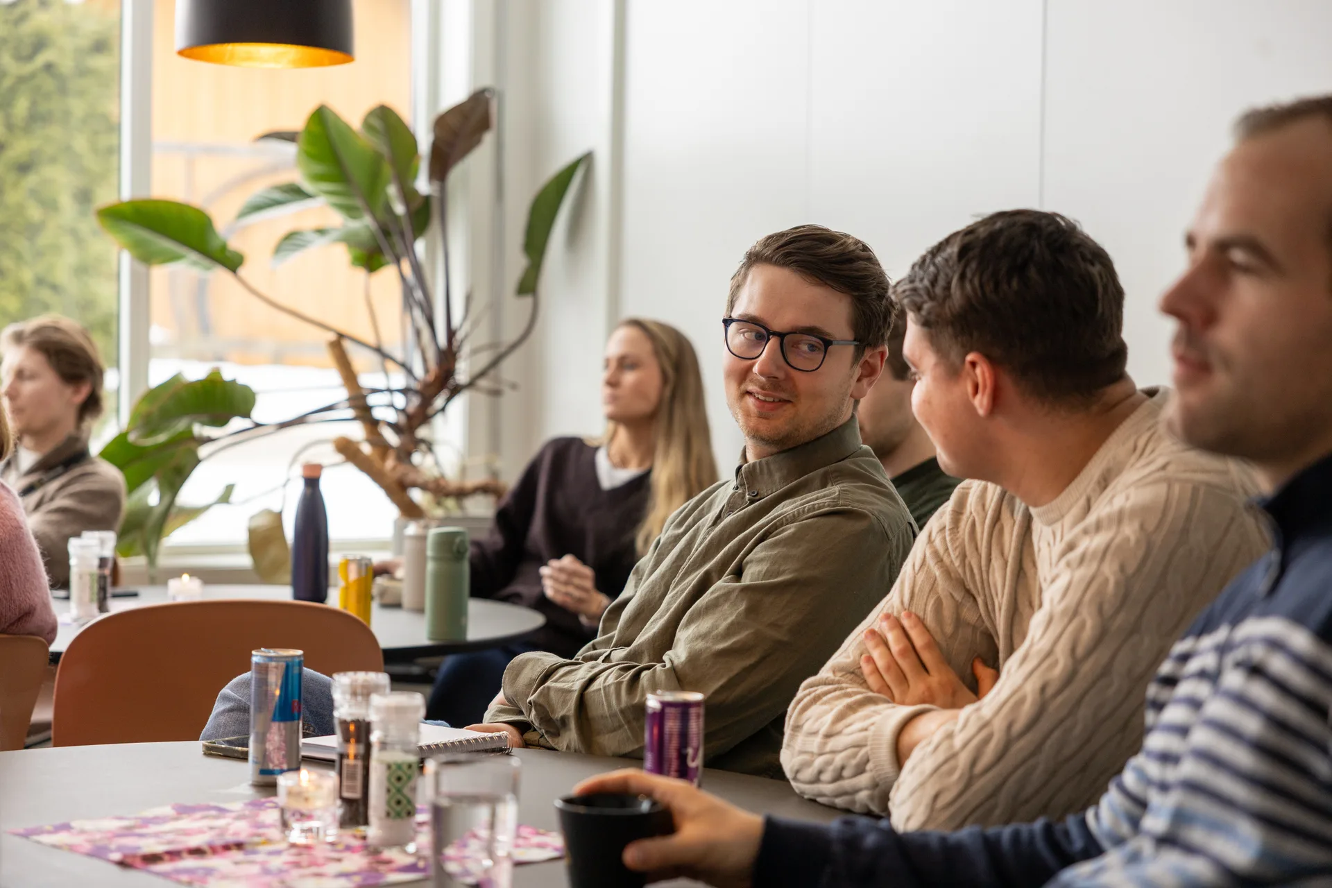 Kollegaer samlet rundt bordet på kontoret