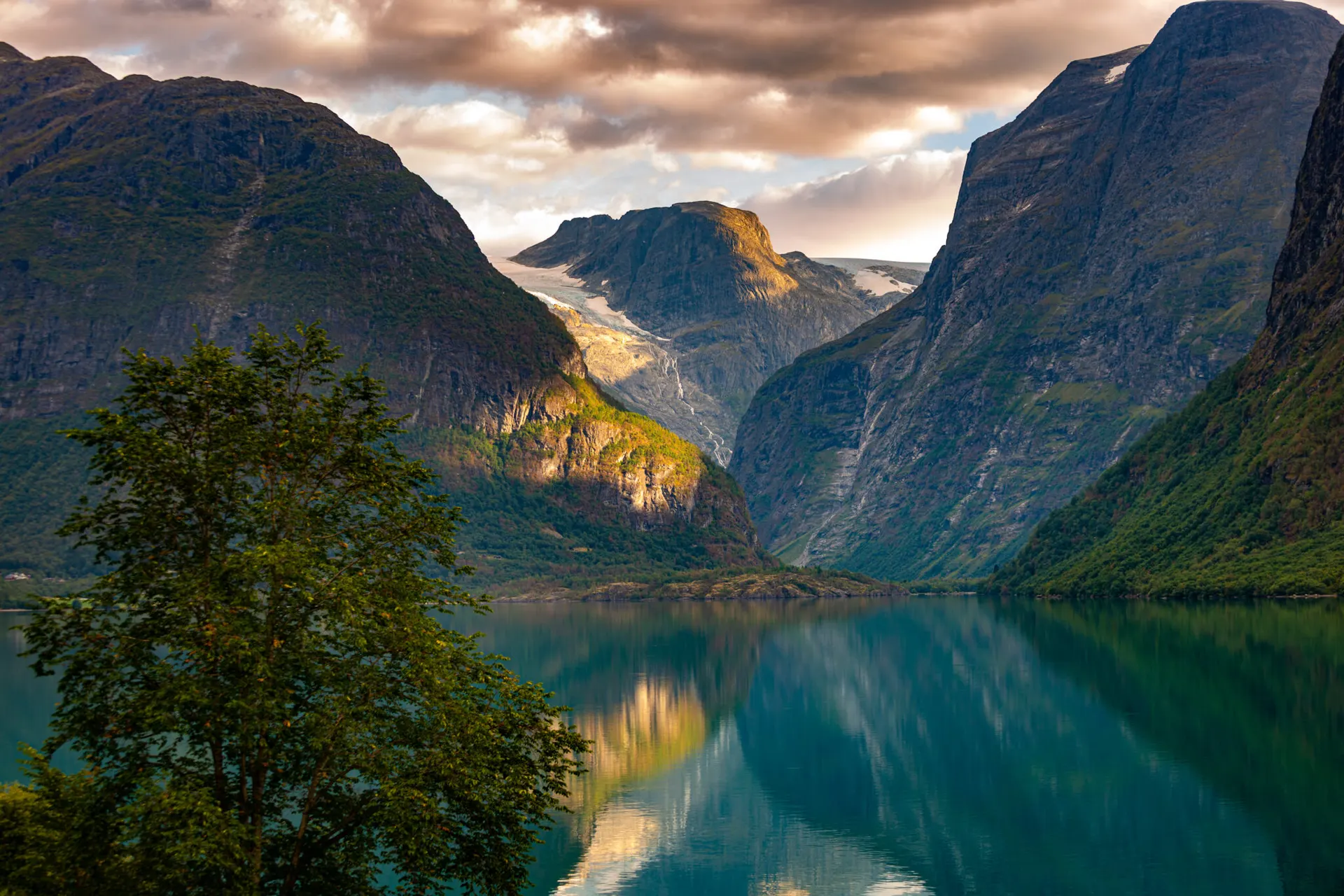 Lovatnet med Jostedalsbreen i bakgrunnen
